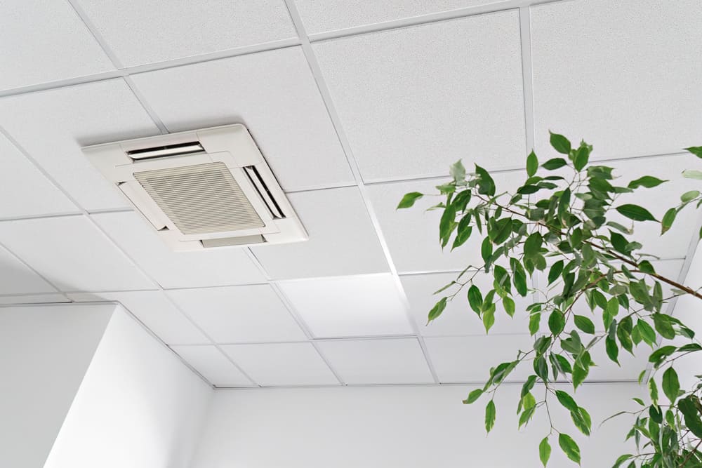 climatisation au plafond dans un bureau