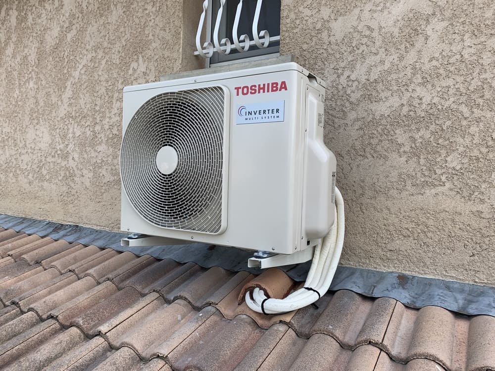 climatisation exterieure fixée sur un toit