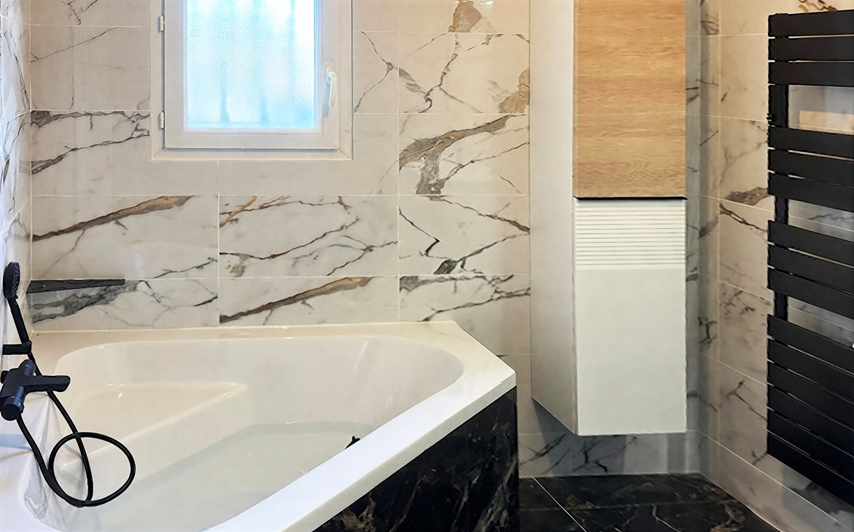 Salle de bains avec carrelage en marbre et baignoire d'angle